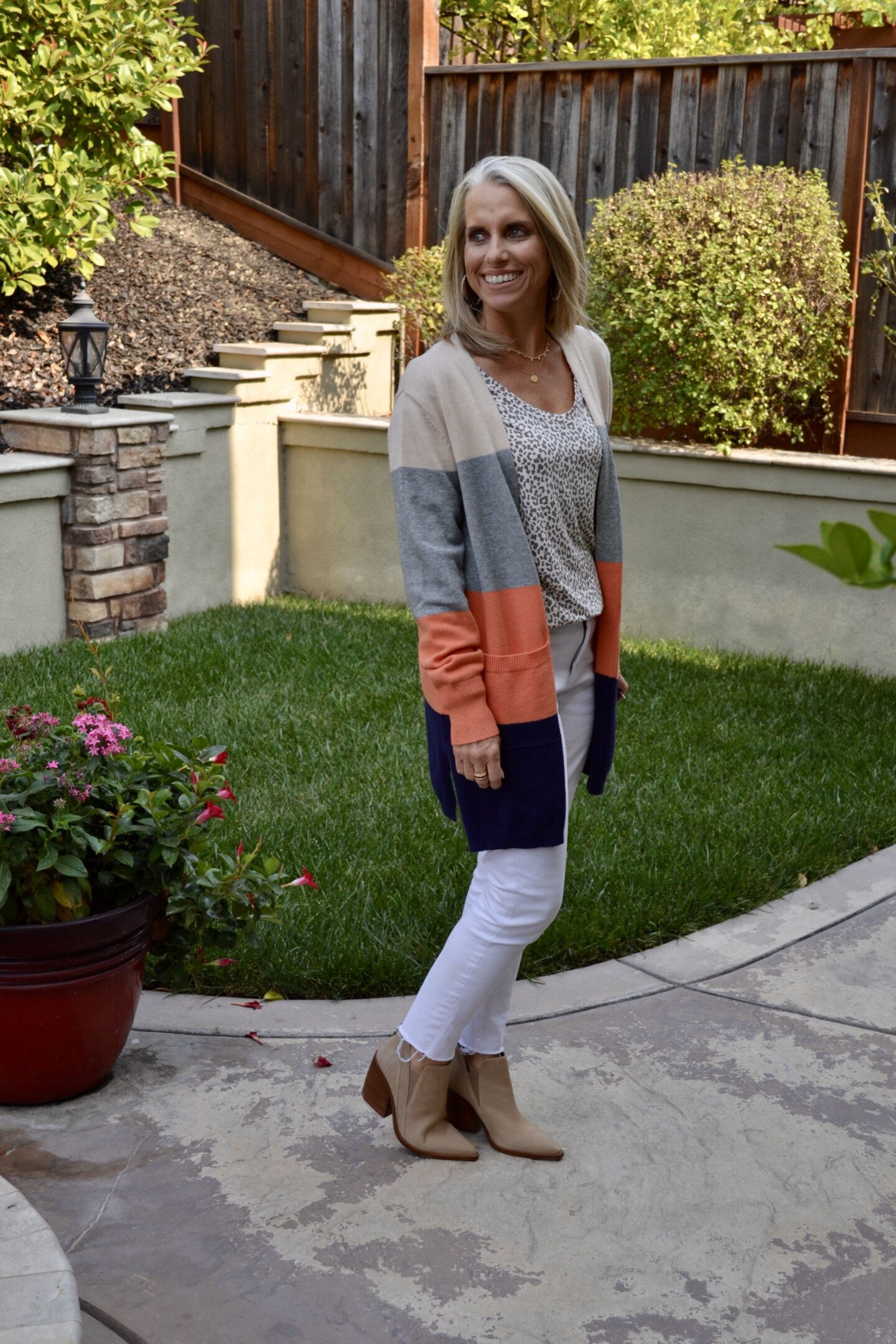 WHITE JEANS